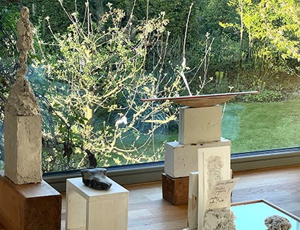WILLKOMMEN! Am Sonntag von 11 bis 18 Uhr zum Schauen meiner Arbeit und zum Teilhaben an meinen Überlegungen. Im Atelier wird ständig geformt,  gelegt, geschichtet, versucht, verworfen ... In Beständen gesucht und im Raum immer wieder neu geordnet ... 